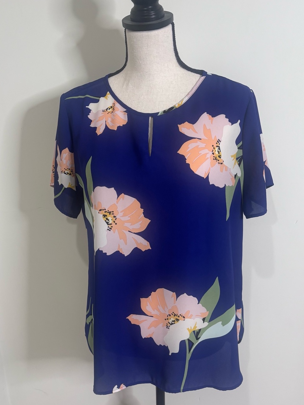 Women’s Van Heusen Navy and peach Floral Keyhole Short Sleeve Blouse